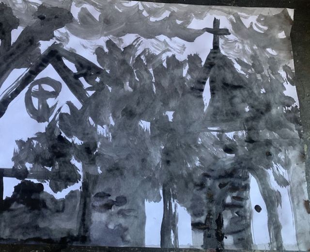 Igreja com cruz entre árvores