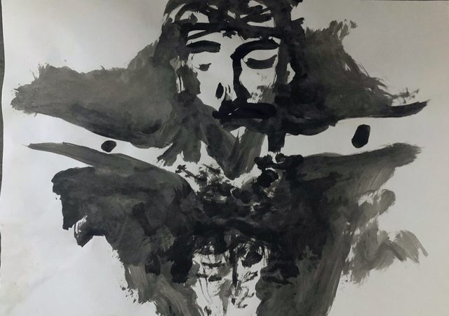 Homem de chapéu e bigode de braços abertos
