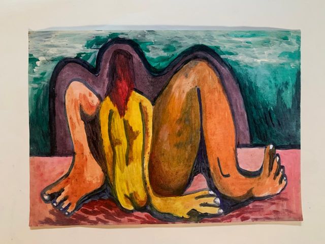 Figura encolhida de pernas dobradas, sobre fundo verde e rosa