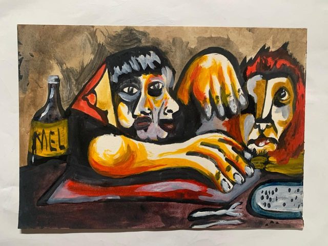 Homens debruçados numa mesa de bar, com garrafa ao lado