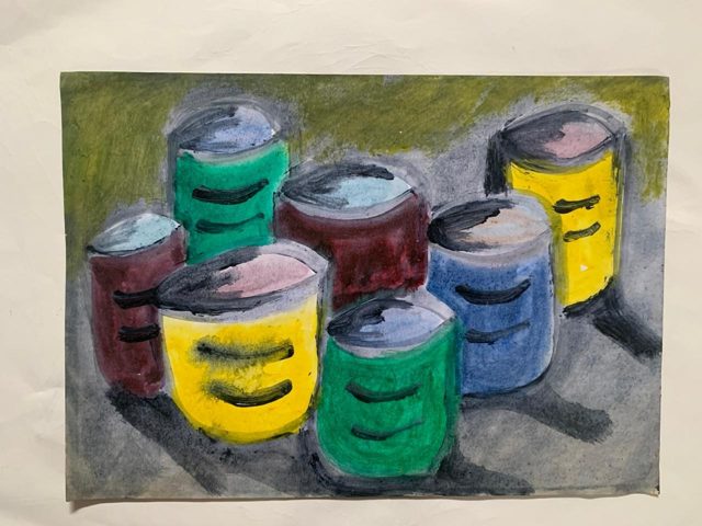 Latas de tinta coloridas empilhadas