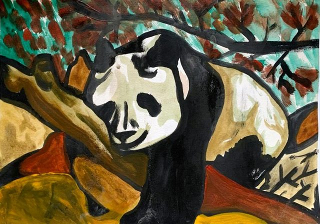 Panda deitado num galho, entre folhas vermelhas e fundo verde-água